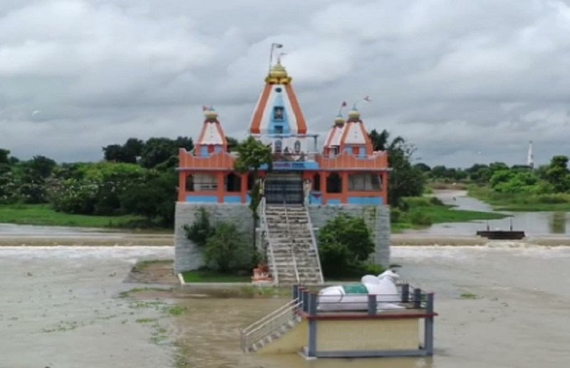 Saavan 2023 : खारून नदी के बीचो-बीच है भगवान शिव का अद्भुत मंदिर, हर साल लगता है मेला, दूर-दूर से दर्शन करने आते हैं भक्त