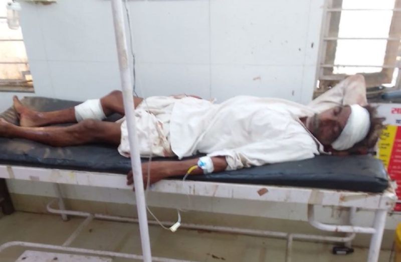 पुलिस के सामने ही आरोपी पक्ष ने परिवादी पर किया जानलेवा हमला, दो जने जान बचाकर भागे, एक गंभीर घायल