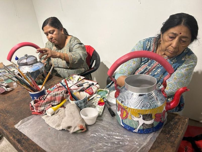 चित्रकारों ने चाय की केतली पर उतारी दिल की भावनाएं