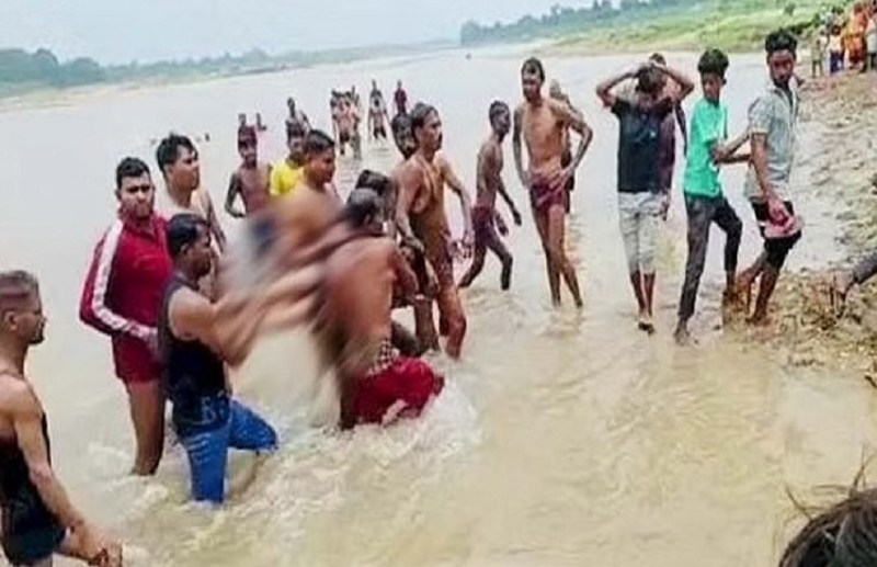 दर्दनाक हादसा : अवैध खनन की भेंट चढ़ीं तीन जिंदगियां, अरपा में डूबने से मौत, आक्रोशित ग्रामीणों ने किया चक्काजाम।