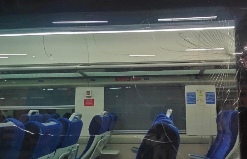 वंदे भारत एक्सप्रेस में पथराव.. राजनांदगांव और तिल्दा स्टेशन के पास अज्ञात ने फेंके पत्थर, तीन नाबालिगों की पहचान