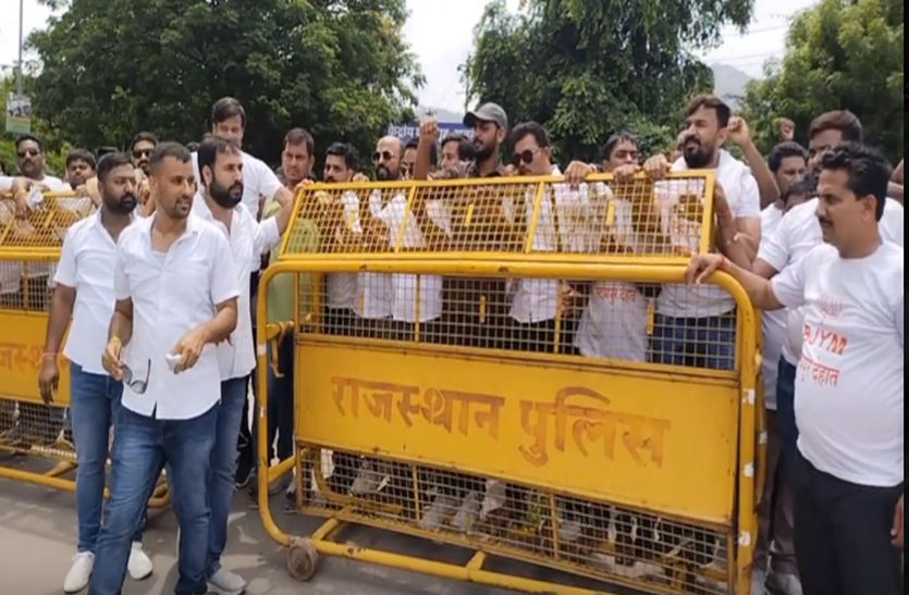 वीडियो… RPSC पेपर लीक के विरोध में युवा महाआक्रोश रैली, अब शुरू होगा मार्च, आरपीएससी के बाहर बढ़ी सुरक्षा