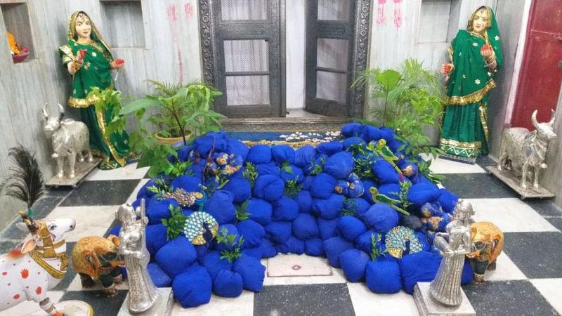 मंदिरों में मनोरथ और भागवत कथाओं का दौर शुरू