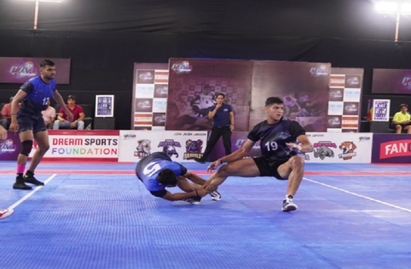 युवा कबड्डी सीरीज में युवा खिलाड़ी दिखा रहें दमखम