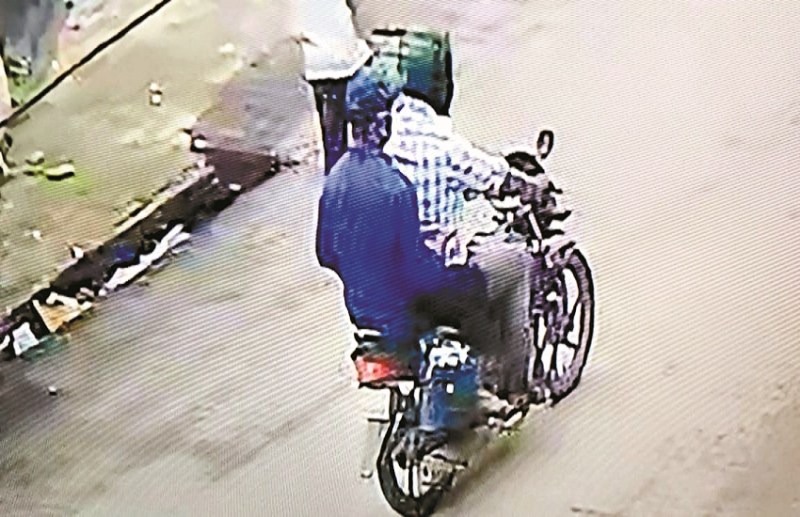 Bike riding miscreants ran away with 3.40 lakh