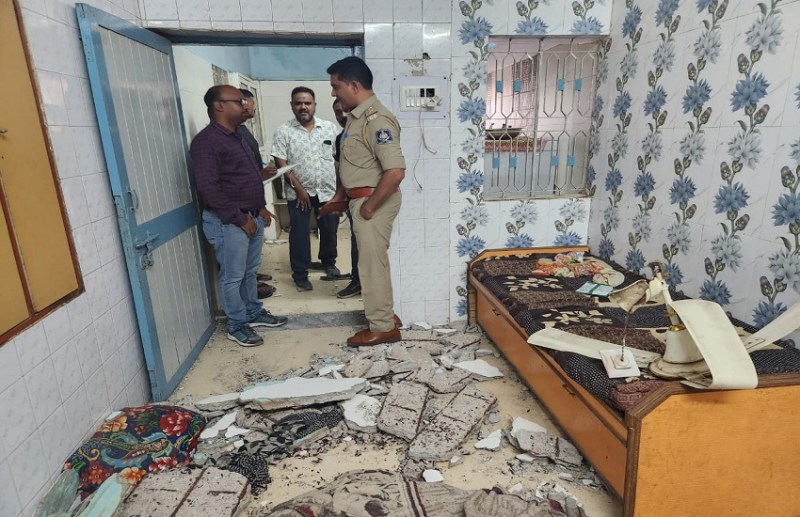 मकान में छत के प्लास्टर के साथ पंखा गिरने से मां-बेटी की मौत