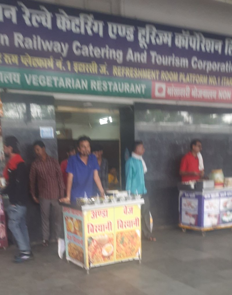 इटारसी स्टेशन पर हद से बाहर खाद्य सामग्री बेच रहे फूड स्टॉल