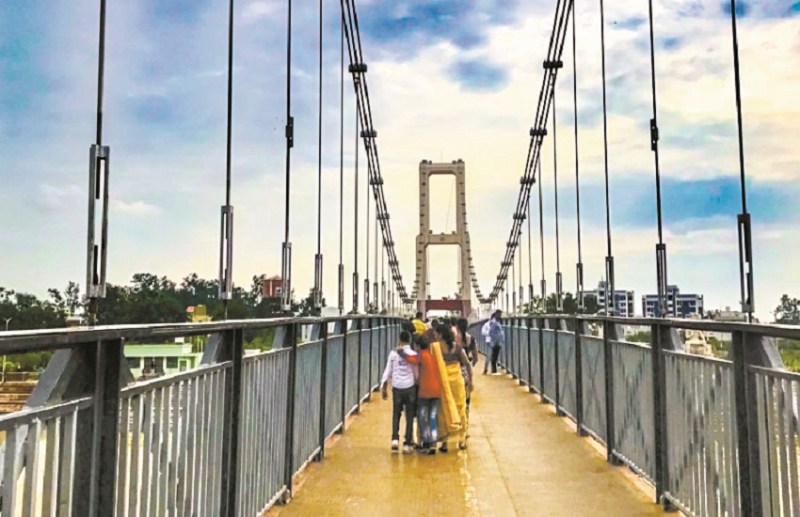 Delivery of 3 pregnant women trapped in the river on the river bank