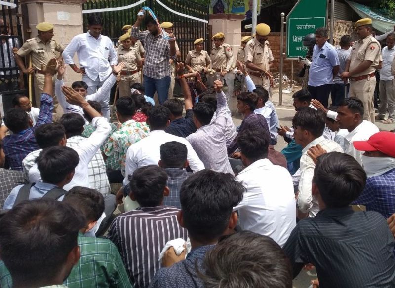 पहले कॉलेज फिर कलक्ट्रेट पर प्रदर्शन, दोषियों को फांसी की मांग