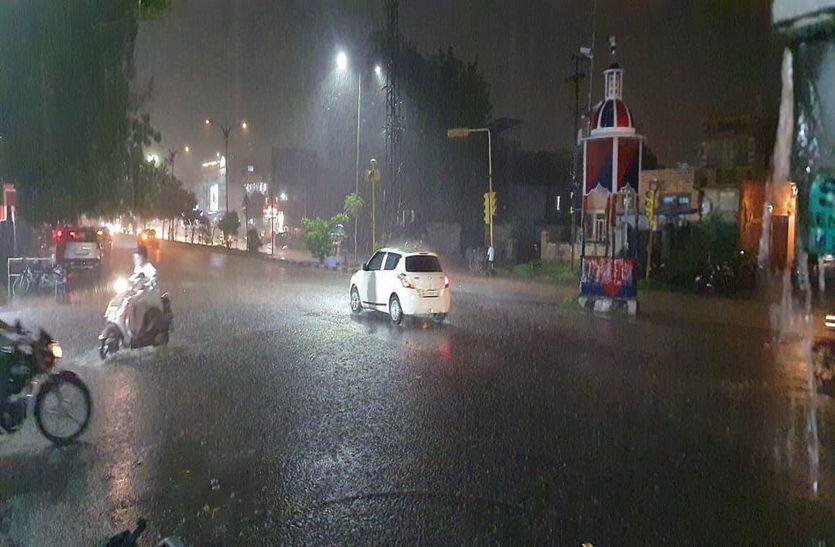 आखिर 10 दिन बाद मानसून एक्टिव, झमाझम बारिश से सड़कों पर बाळा