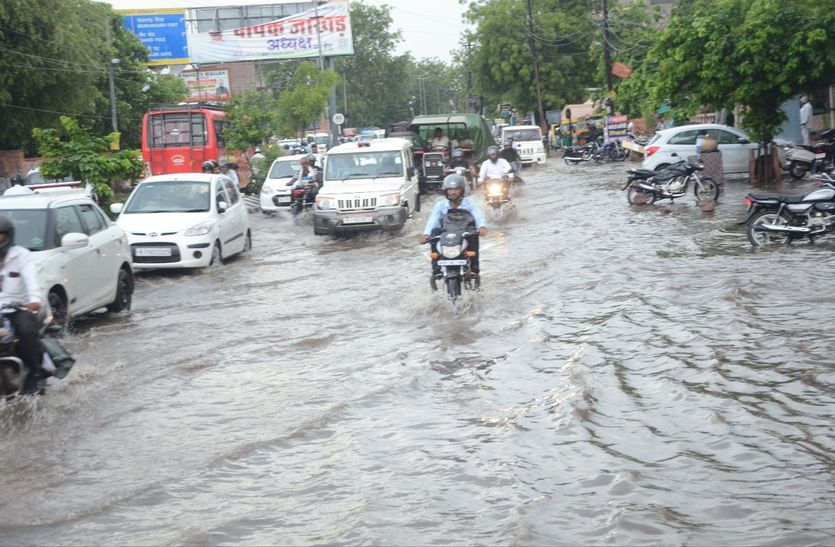 IMD Weather: मूसलाधार बारिश से सड़कें लबालब