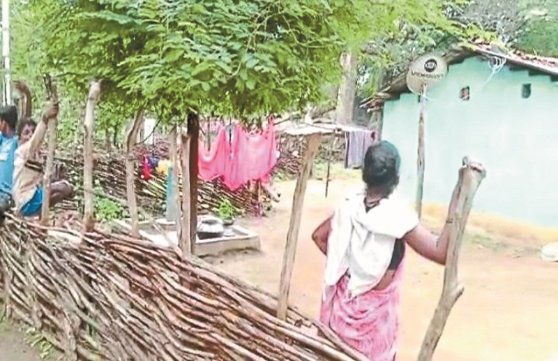 गरीबी बना अभिशाप, ठेकेदार के चंगुल से छोटी बहन को बचाने दर-दर भटक रही युवती, नहीं मिल रहा सहारा