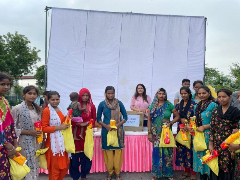 Flood News: बाढ़ प्रभावित परिवारों की मदद को आगे आईं ये महिला IAS अधिकारी, राहत सामग्री के बांट रहीं सेनेटरी पैड