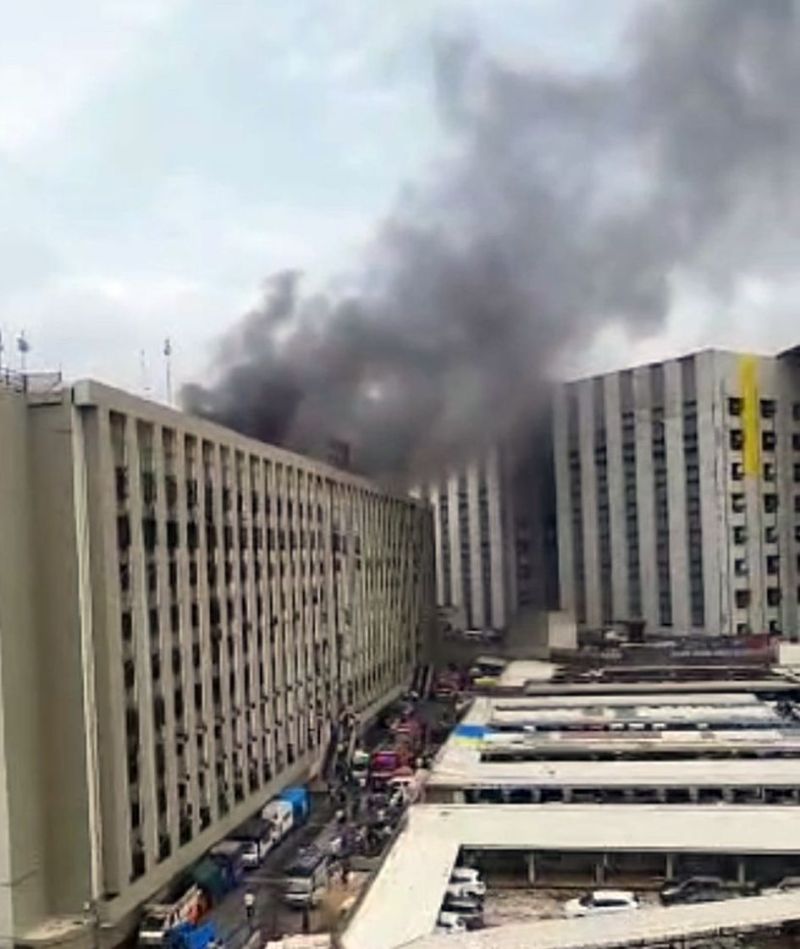 SURAT NEWS : रघुकुल मार्केट में भीषण आग, उठा धुंए का गुब्बार, कीमती कपड़ा व फर्नीचर खाक