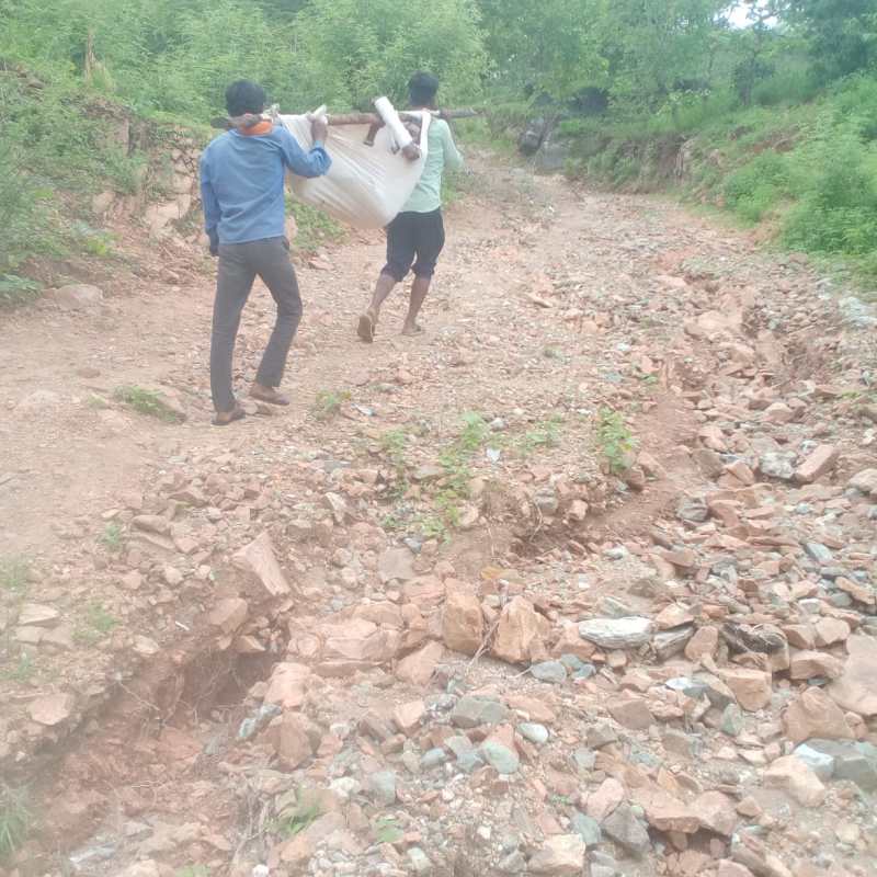 Rajasthan: घायल युवक को झोली में डाल कंधों पर 7 किमी पैदल पथरीले मार्ग से लेकर अस्पताल पहुंचे परिजन