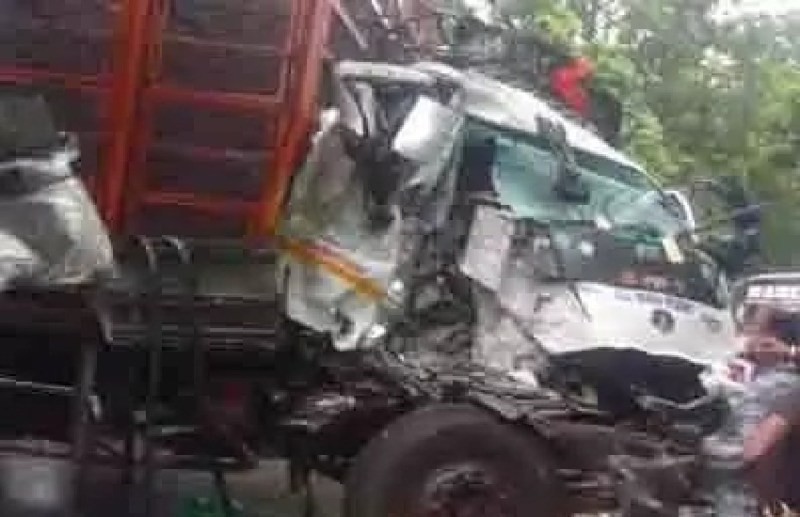 जगदलपुर में हादसा.. ट्रक ने मारी यात्री बस को टक्कर, ड्राइवर की मौत, आधे दर्जन यात्री गंभीर