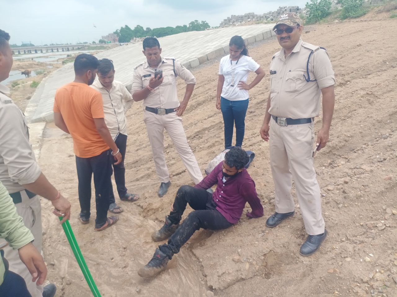 कुदुदंड के युवा इंजीनियर ने की आत्महत्या की कोशिश, युवती ने बचाई किसी तरह जान
