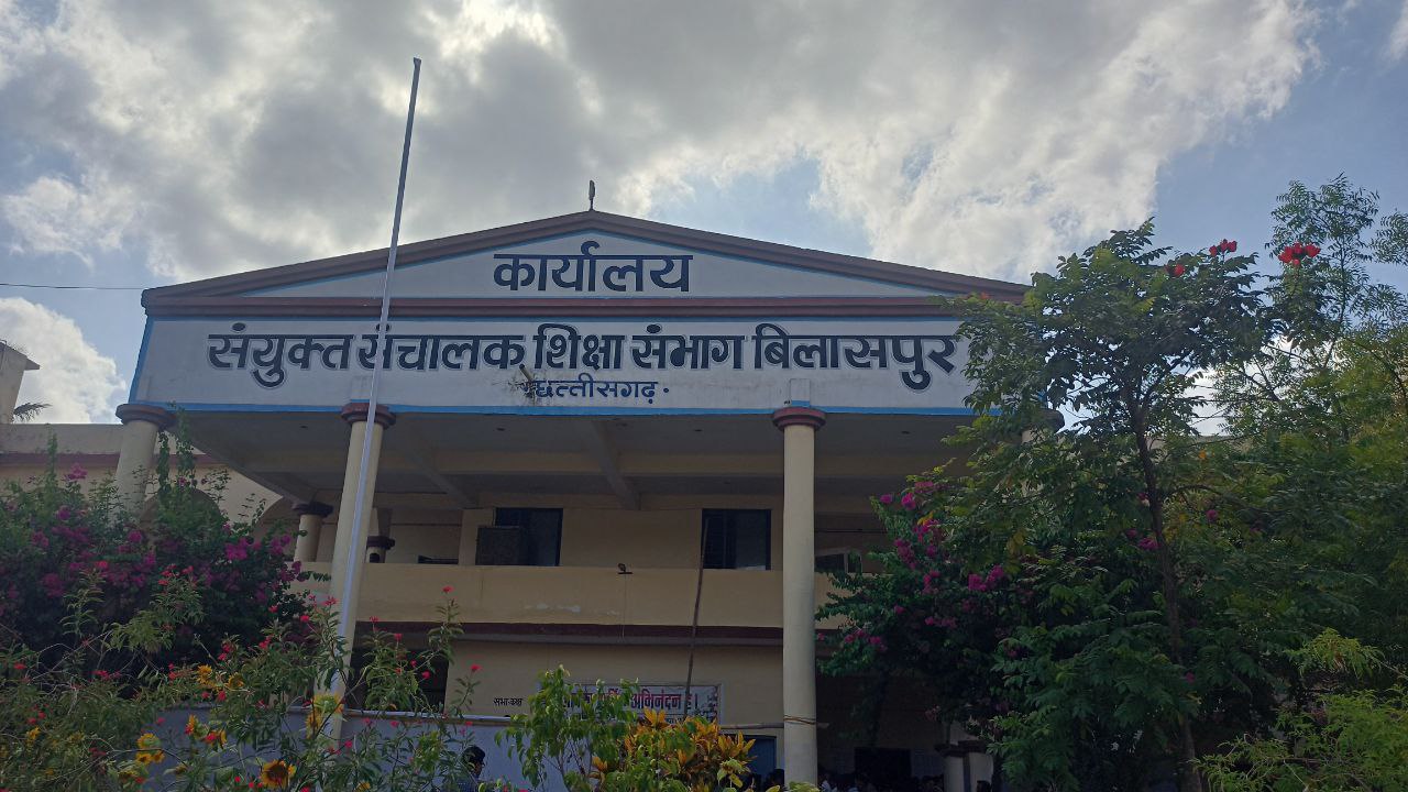 778 शिक्षकों से लाखों रुपए लेकर पदस्थापना स्थान में संशोधन कर किया खेला।