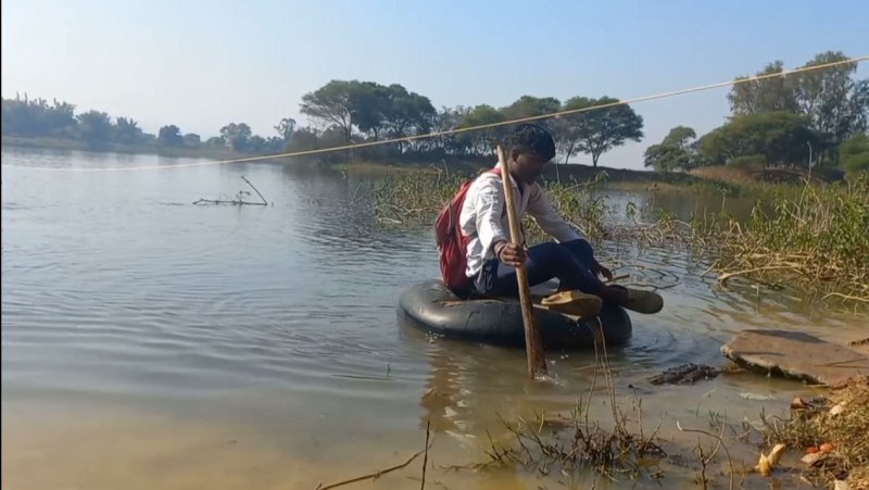 जोखिम में नौनिहालों की जान, स्कूल से पहले पास कर रहे पानी की परीक्षा