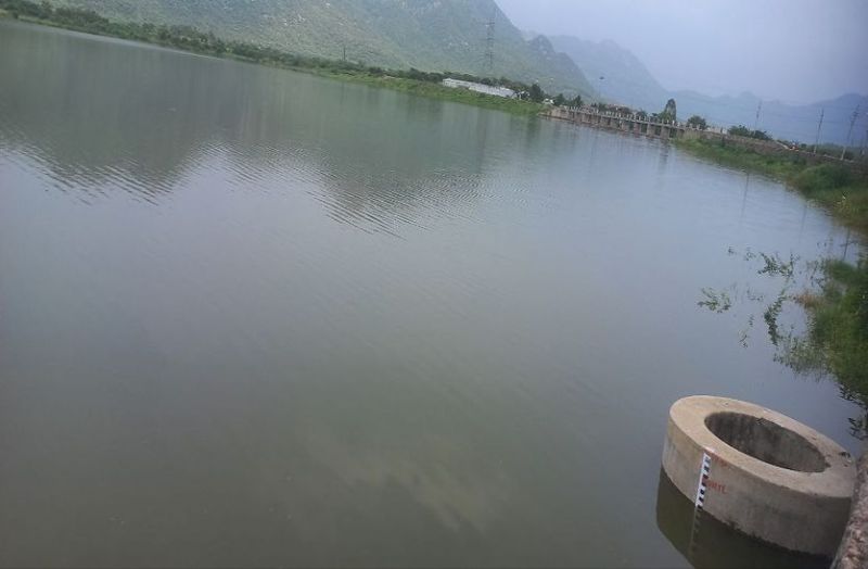 राजस्थान में यहां सबसे बड़े तालाब में पानी का रिसाव होने से मचा हड़कम्प