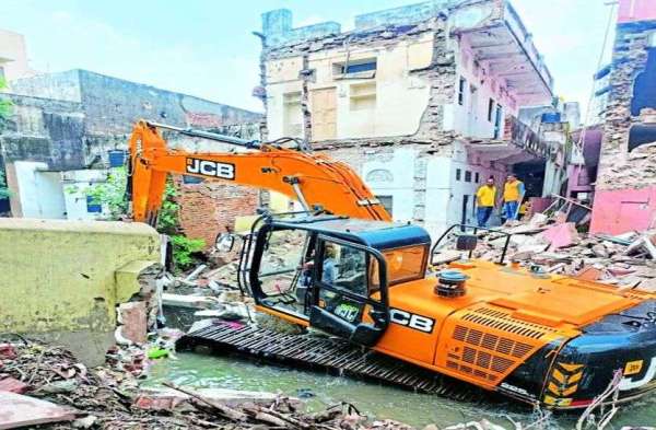  collapse of houses and walls