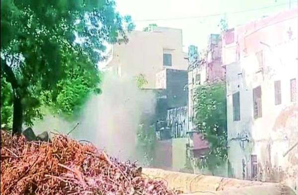  collapse of houses and walls