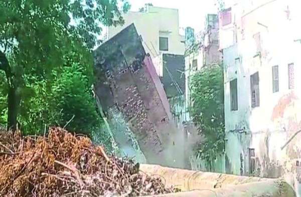  collapse of houses and walls