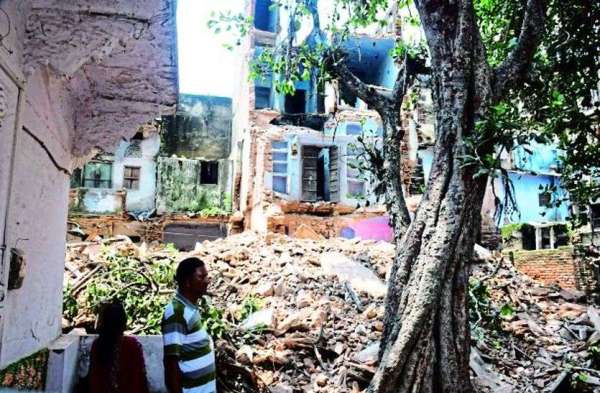  collapse of houses and walls