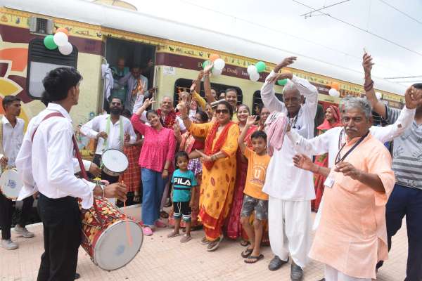 senior-citizens-danced-to-the-beat-of-the-drum