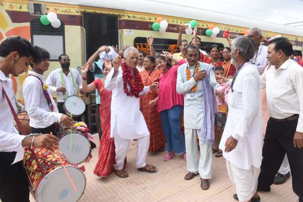 senior-citizens-danced-to-the-beat-of-the-drum