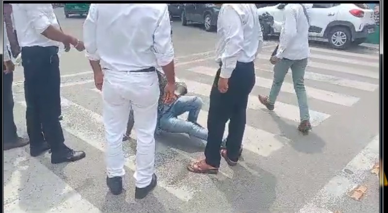 Meerut Crime News: मेरठ में सड़क पर वकीलों की दबंगई, युवक को गिराकर पीटा, देखें वीडियो