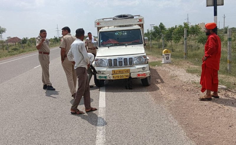 पिकअप ने एसयूवी को पीछे मारी टक्कर, बाहर खड़ा चालक घायल