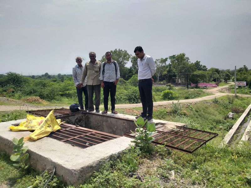 कालकाजी तालाब में हो रहे रिसाव की जगह डाले मिट्टी के कट्टे, रिसाव को किया कम