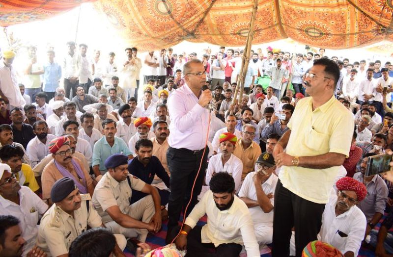 कलक्ट्रेट के आगे धरना, मांगे मानने पर बनी सहमति