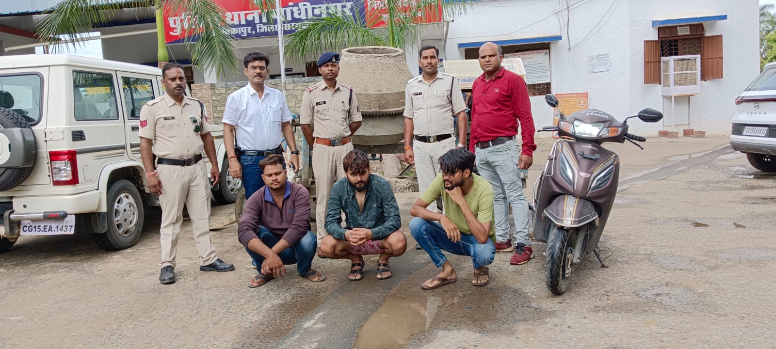 स्कूटी व पिकअप से पहुंचे बदमाशों ने चारी की मिक्सर मशीन, तीन आरोपी गिरफ्तार- देखें वीडियो