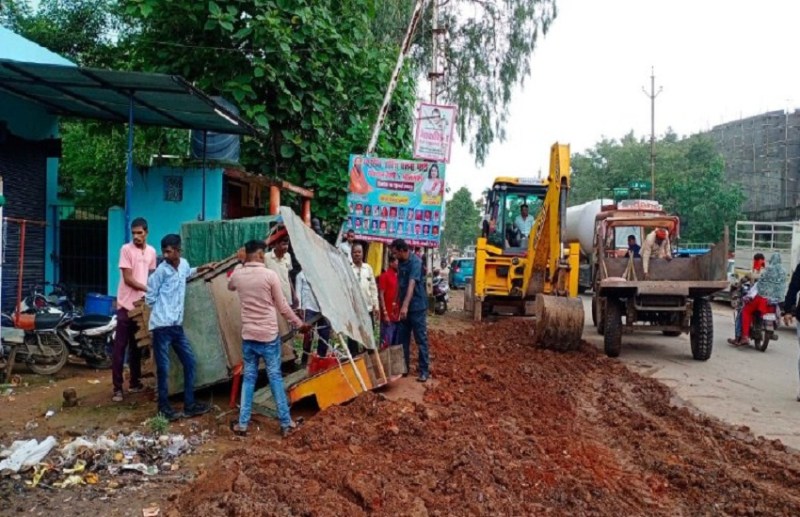 मूसलाधार बारिश से दलदल बनी सड़क, अब अधिकारी खुद कर रहे मरम्मत का काम