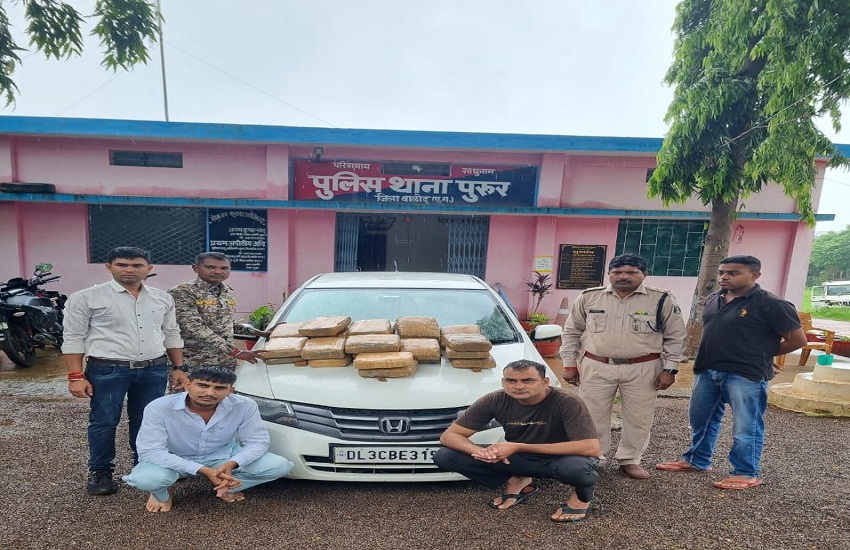 Ganja was being taken from Odisha to Agra, two arrested