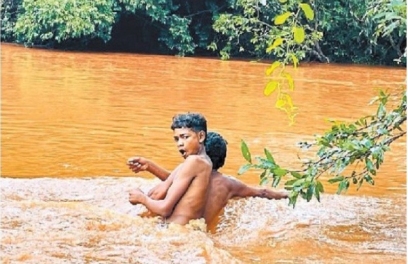 बस्तर के इन इलाकों में जीना हुआ मुश्किल, बाढ़ में जान जोखिम में डाल रहे ग्रामीण, 30 रुपए लेकर करवा रहे सुरक्षित नाला पार