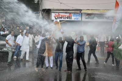 video फायटर से हो रही पानी की बोछारों के बीच, पुलिस व कांग्रेस कार्यकर्ताओं में पुतला की हुई छिनाझपटी