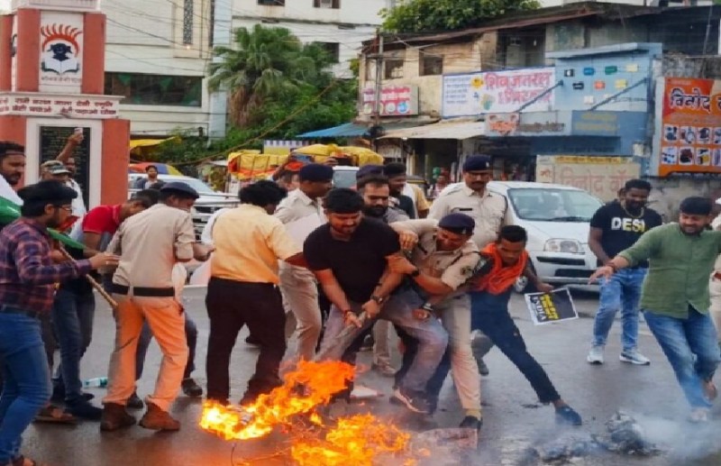 Manipur Violence News : युवा कोंग्रेसियों ने PM मोदी का पुतला जलाकर किया प्रदर्शन, बोले - भाजपा के राज में जल रहा प्रदेश