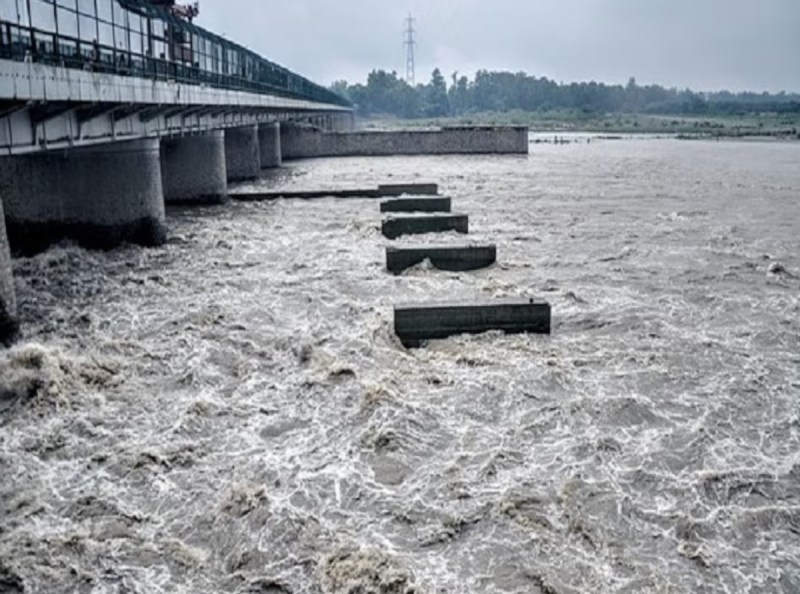 दिल्ली में यमुना फिर खतरे की निशान की ओर, हाई अलर्ट जारी