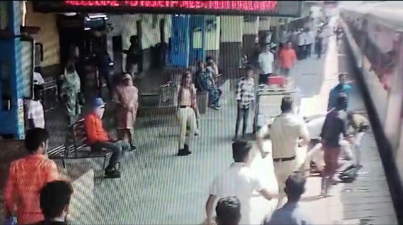 महिला कांस्टेबल की बहादुरी, महिला यात्री को ट्रेन के नीचे से खींचकर बचाई जान