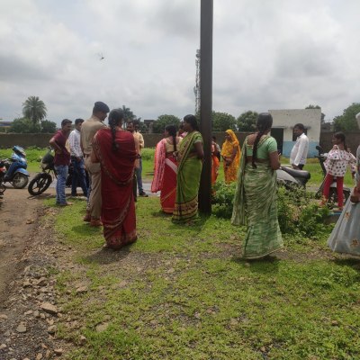 पुलिस की मौजूदगी में लगा स्कूल