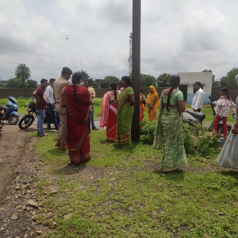 पुलिस की मौजूदगी में लगा स्कूल