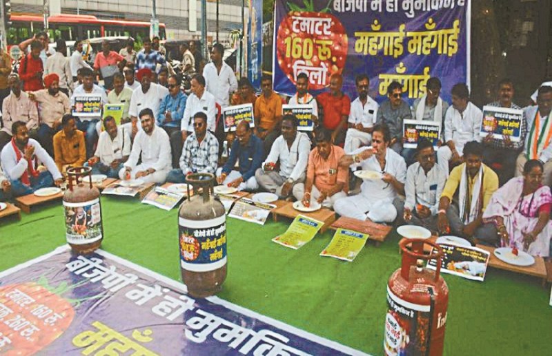 महंगाई के खिलाफ कांग्रेस विधायक का प्रदर्शन, विधायक ने टमाटर और रोटी खाई