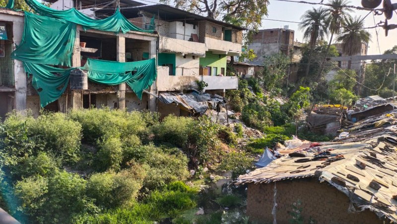 नगर के बीचोबीच स्थित पुराना पुल जर्जर, विभाग ने चेतावनी बोर्ड लगाकर झाड़ा पल्ला