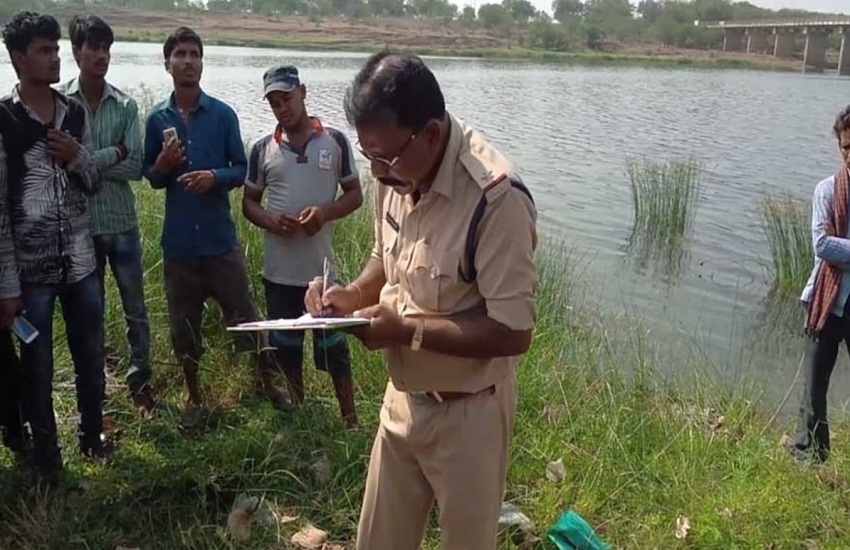 कुंडेनार नदी में बहती मिली अज्ञात छात्रा की लाश, शव को इस हाल में देश लोगों के उड़े होश, पुलिस कर रही पड़ताल