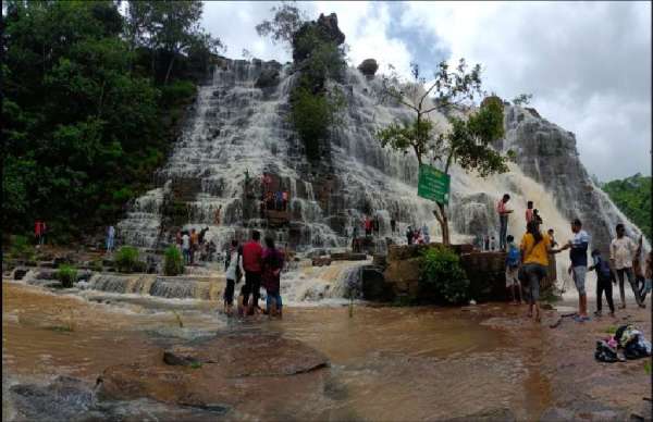 देश-विदेश से आते है पर्यटक 