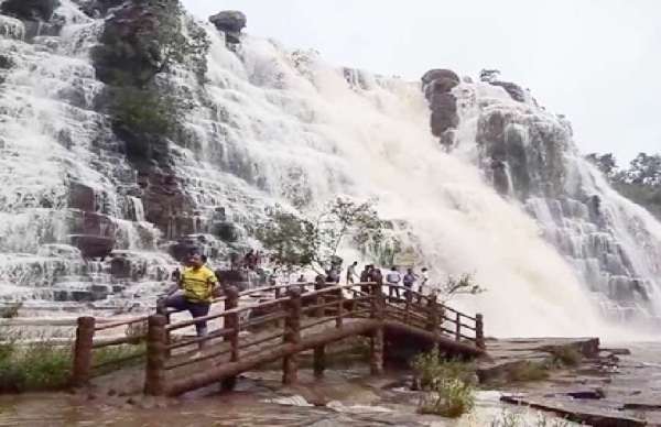 यहां पर्यटकों के लिए खाने-पीने की भी व्यवस्था है