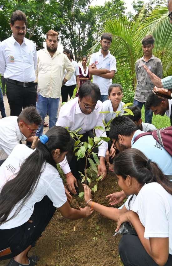 मुख्य अतिथि आईएफएस रौनक गोयल ने कहा कि पौधे हमसे कुछ लेते नहीं है। सिर्फ देने का कार्य करते हैं। चाहे वह ऑक्सीजन हो या फल, सब्जी।